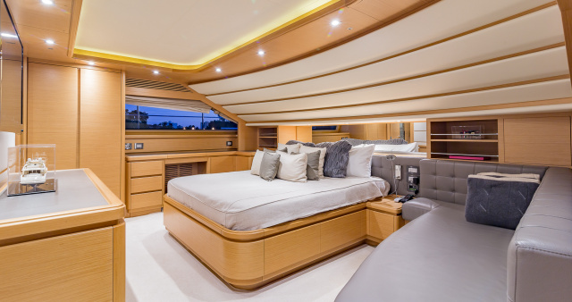 97 Ferretti Flybridge