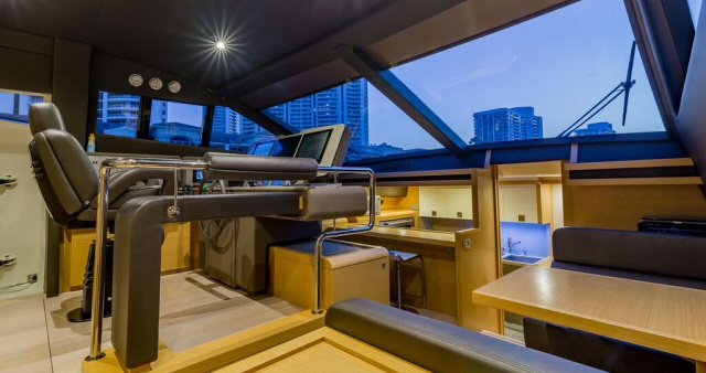 80 Ferretti Flybridge